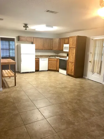 $2,000 | 420 Edge Avenue, Valparaiso, FL 32580