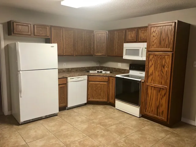 $2,000 | 420 Edge Avenue, Valparaiso, FL 32580