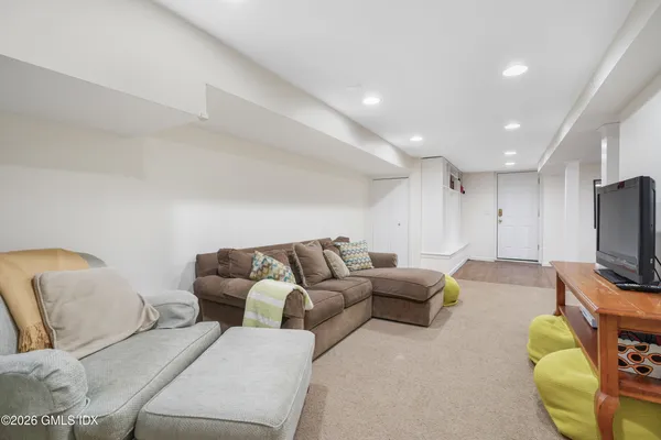 $3,125,000 | 2 Daffodil Lane, Cos Cob, CT 06807