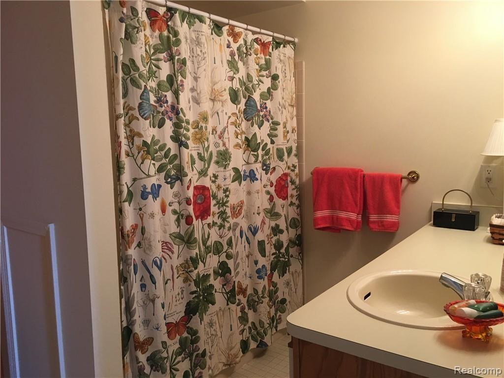 629 Summit Ridge Drive, Unit 13 Milford, MI 48381 - Photo 29 of 59 HALL BATHROOM SHARED BY TWO BEDROOMS
