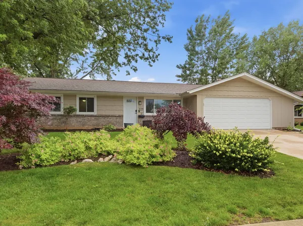 $450,000 | 128 Patricia Drive, Schaumburg, IL 60193