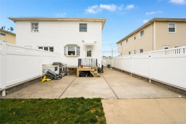 a view of a house with backyard