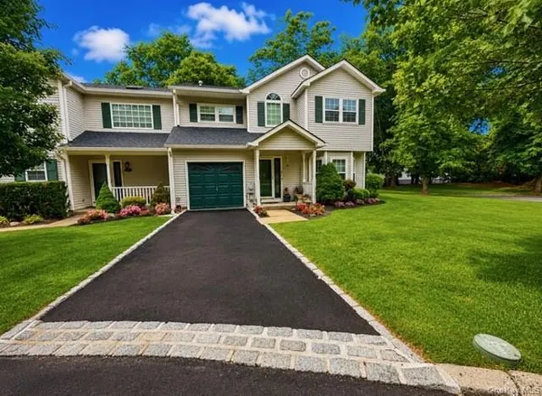 $725,000 | 39 Merrimack Road, Smithtown, NY 11787