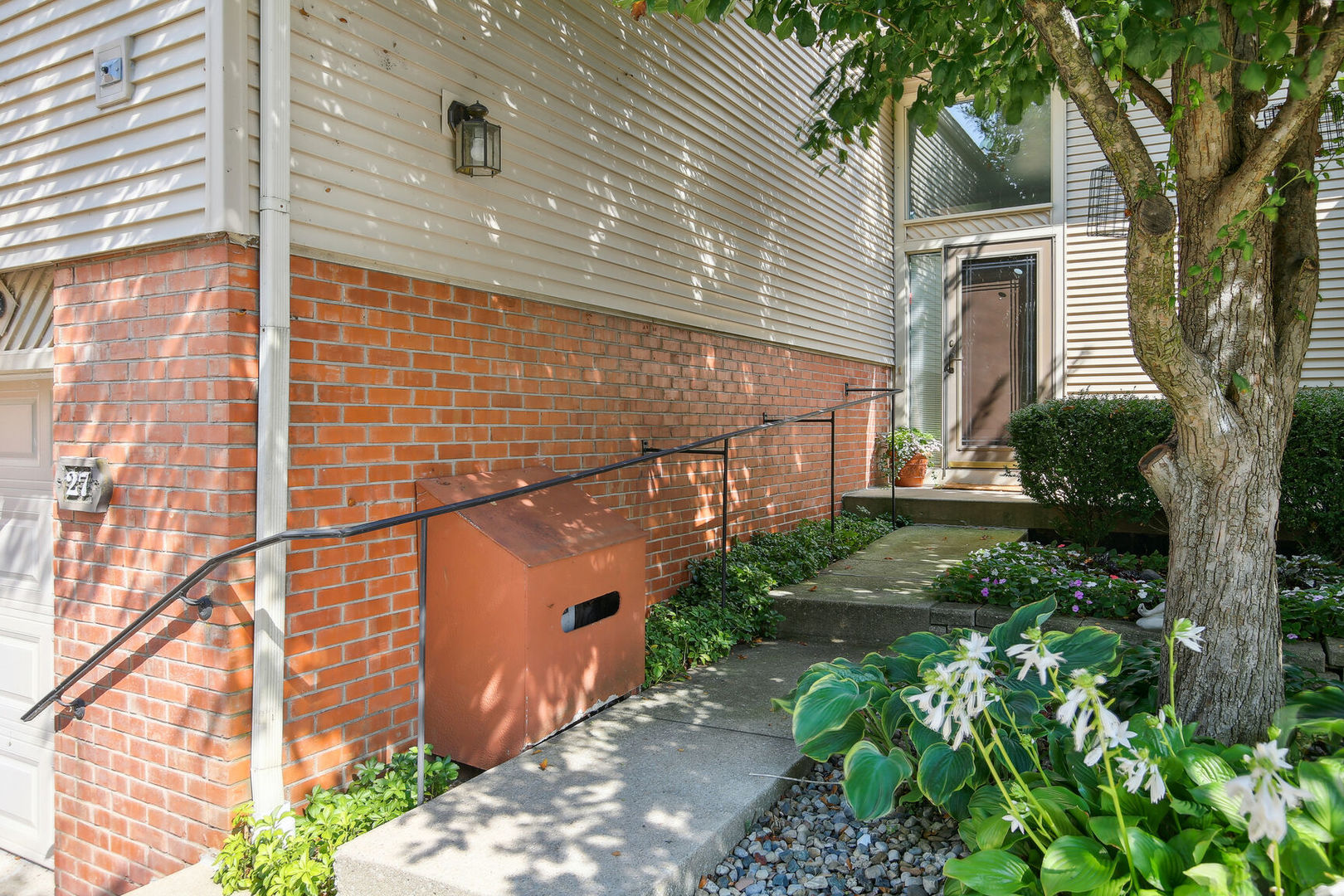 27 Fields East, Unit 27 Champaign, IL 61822 - Photo 4 of 35 a backyard of a house with lots of green space