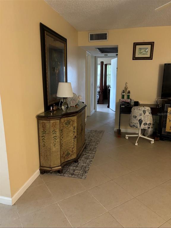 240 Northampton L, Unit 240 West Palm Beach, FL 33417 - Photo 6 of 11 a living room with furniture and a lamp