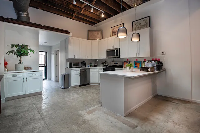 $2,600 | 2021 South Throop Street, Chicago, IL 60608