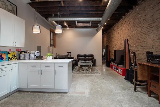 $2,600 | 2021 South Throop Street, Chicago, IL 60608