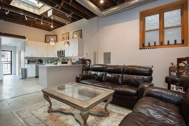 $2,600 | 2021 South Throop Street, Chicago, IL 60608