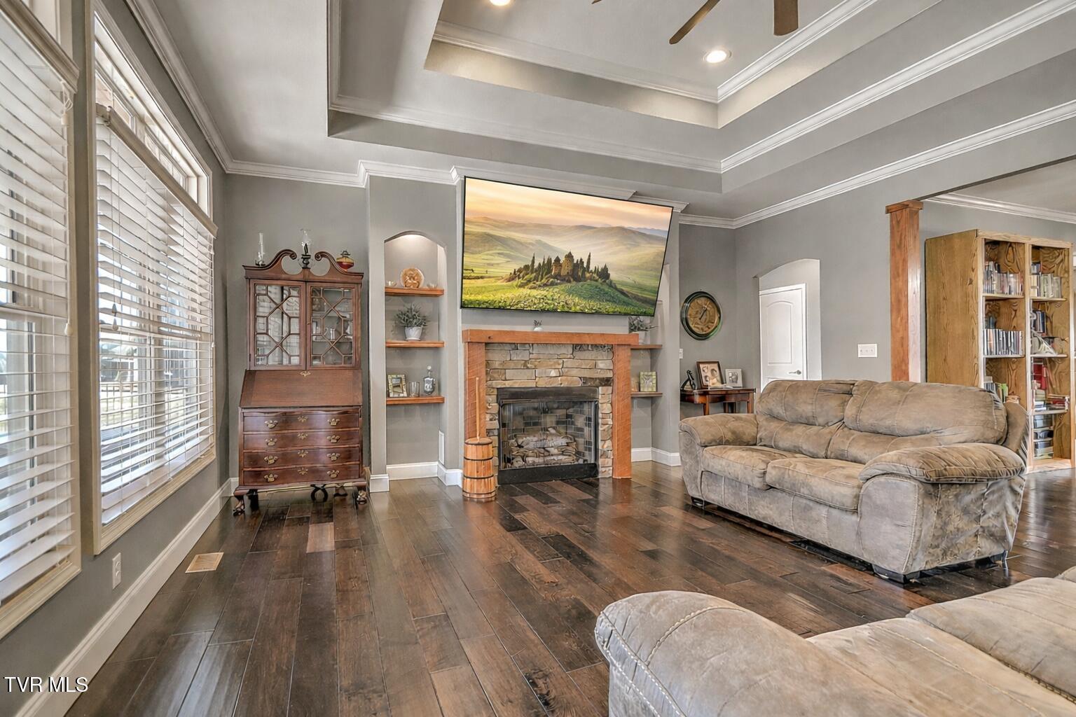 306 Saddle Ridge Court Greeneville, TN 37745 - Photo 5 of 40 Living Room