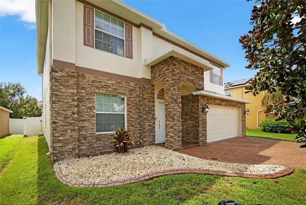 a view of a house with backyard