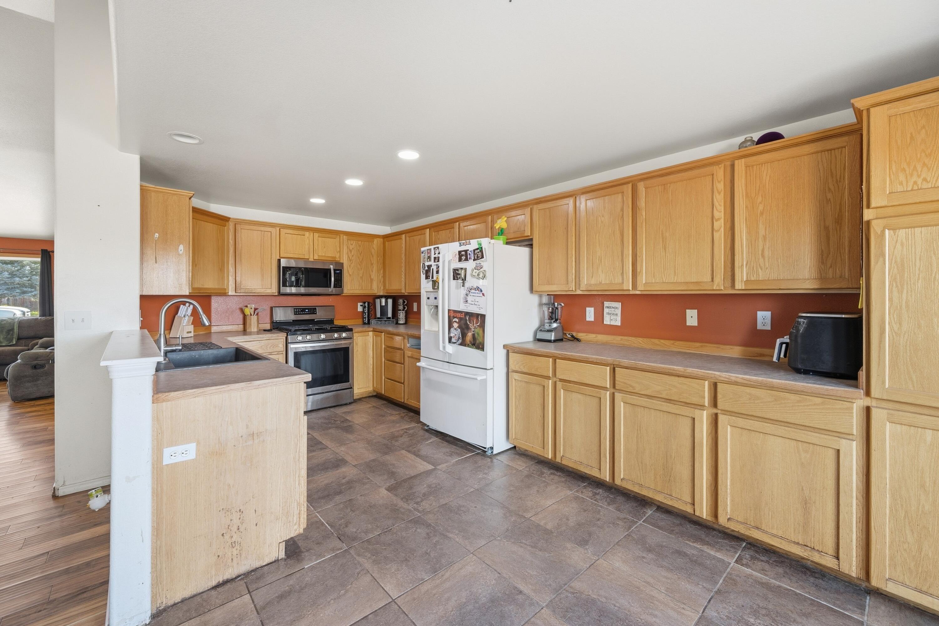 2113 Northwest 22nd Street Redmond, OR 97756 - Photo 9 of 40 TPark_8731_041726