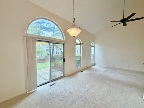 $2,300 | 627 Cobblestone Court, Elgin, IL 60120