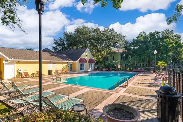 a picture of a book shelf
