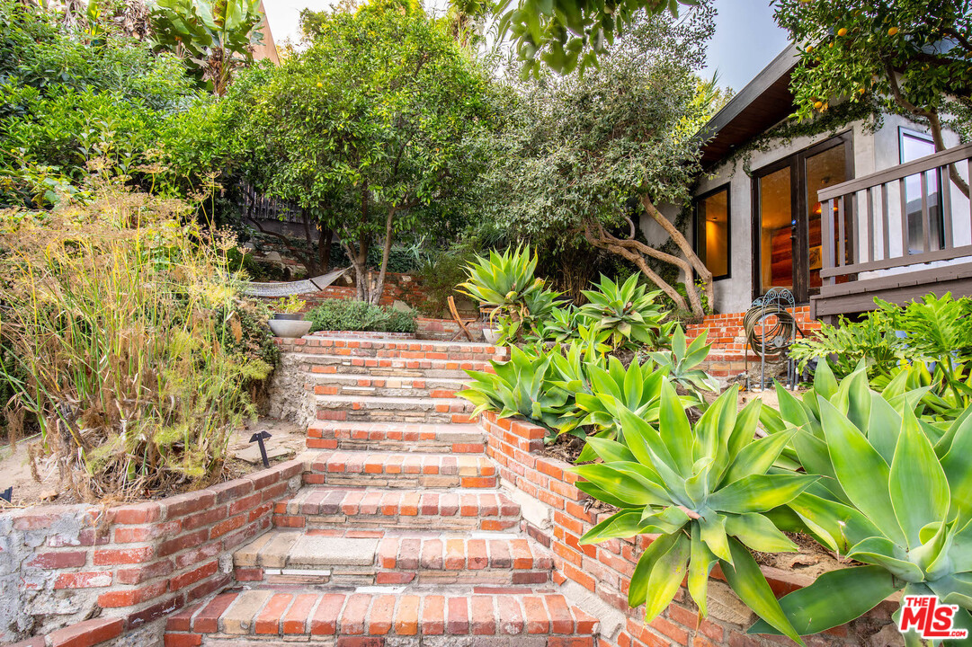 2016 Ewing Street Los Angeles, CA 90039 - Photo 24 of 33 a view of an entrance