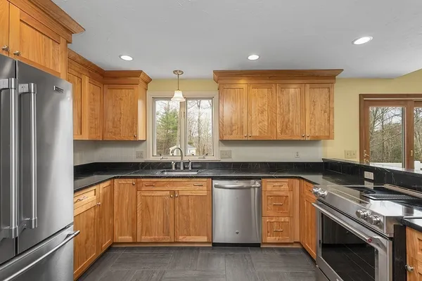 $689,000 | 7 Neck Hill Road, Mendon, MA 01756
