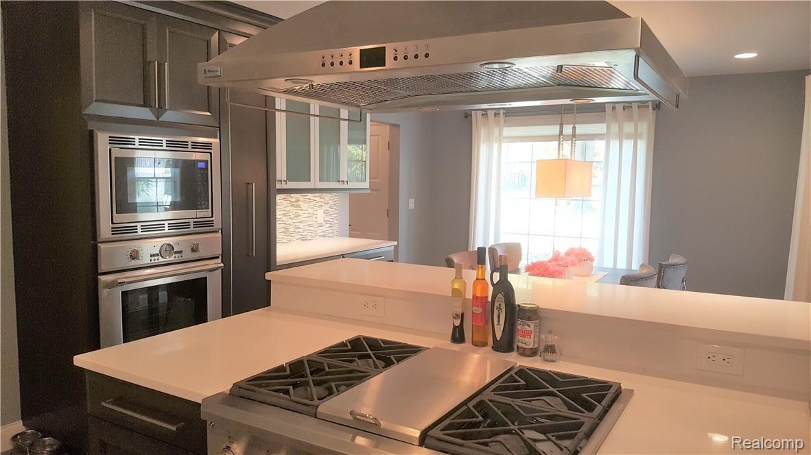 25555 Meridian Road Grosse Ile, MI 48138 - Photo 27 of 58 Professional grade stove top and convection oven.