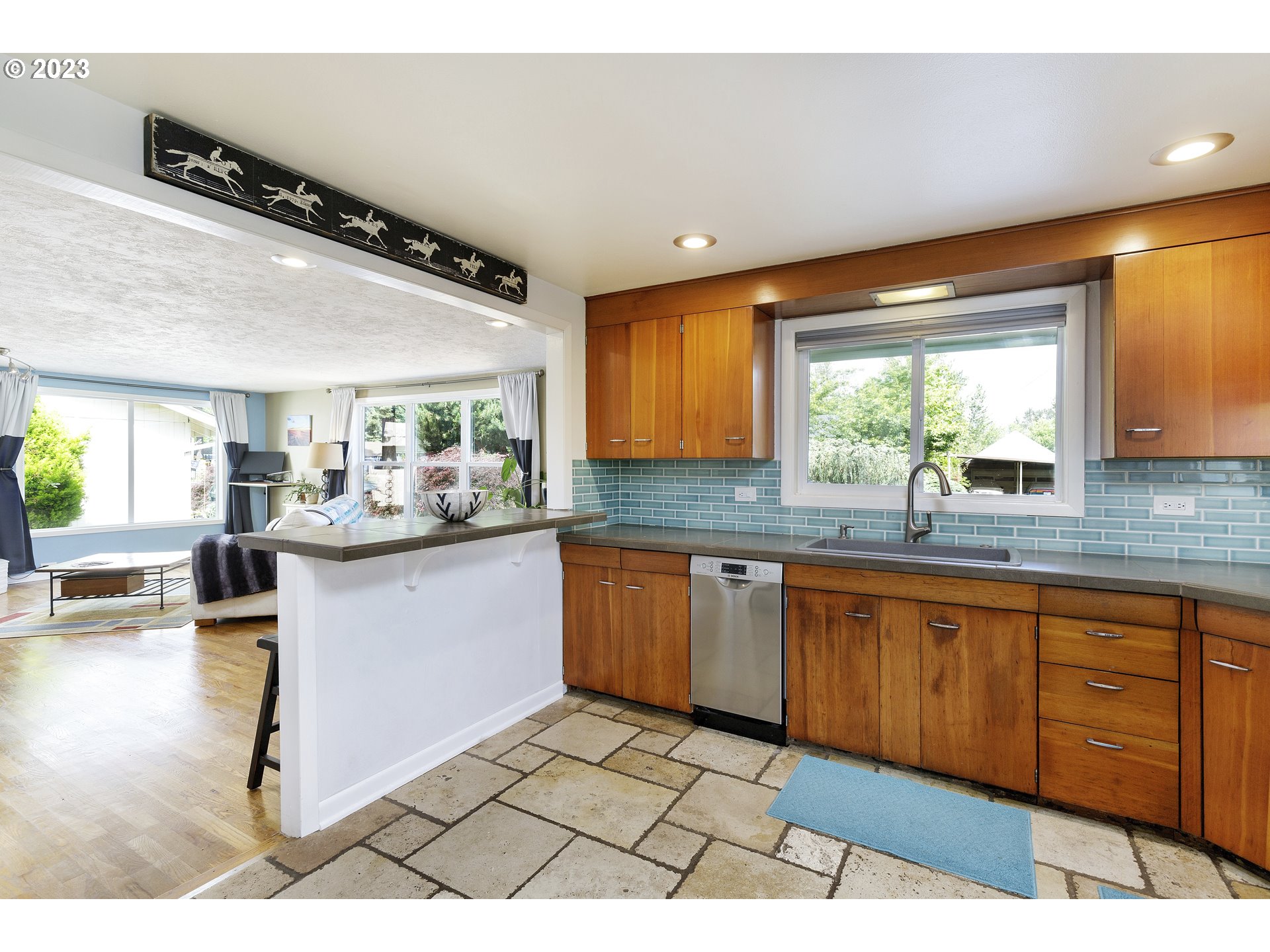 3940 Southwest Pomona Street Portland, OR 97219 - Photo 12 of 25 Gallery Image 12