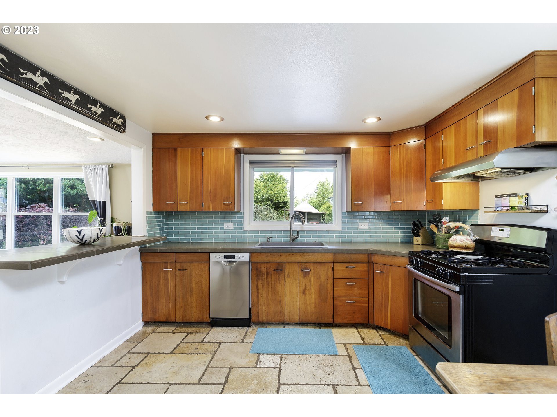 3940 Southwest Pomona Street Portland, OR 97219 - Photo 13 of 25 Gallery Image 13