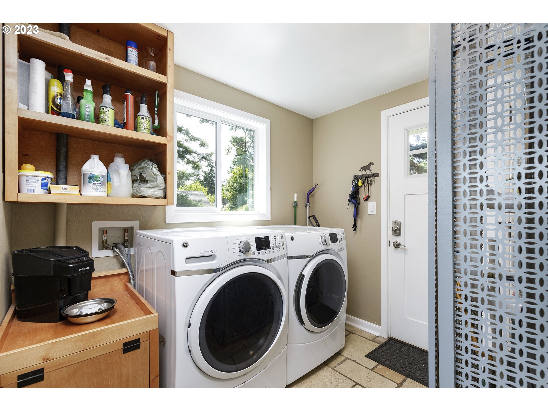 3940 Southwest Pomona Street Portland, OR 97219 - Photo 14 of 25 Gallery Image 14