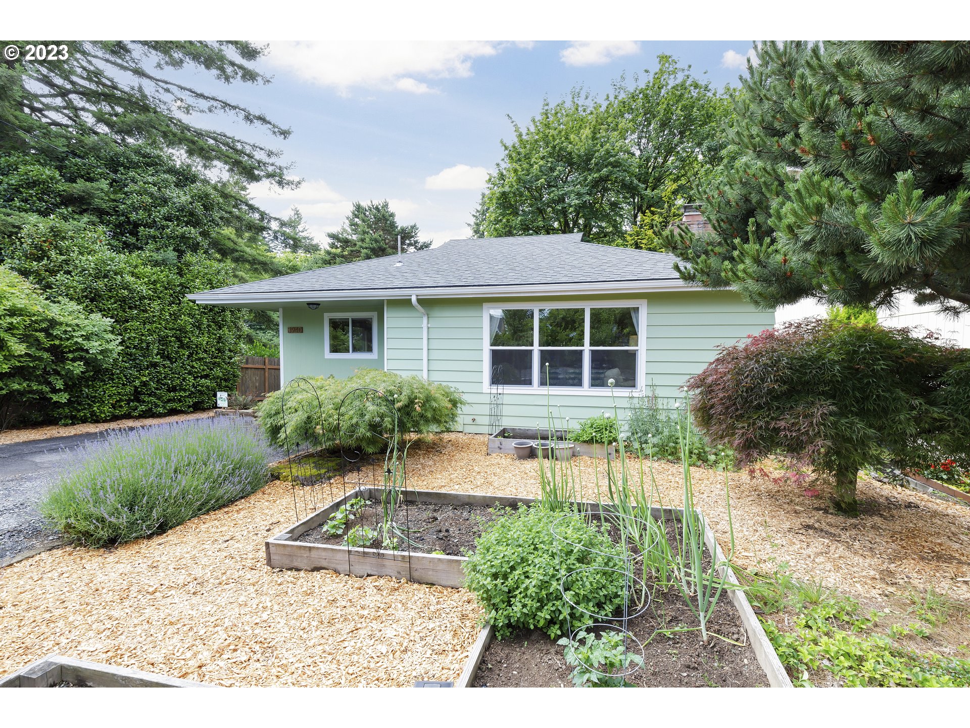 3940 Southwest Pomona Street Portland, OR 97219 - Photo 3 of 25 Gallery Image 3