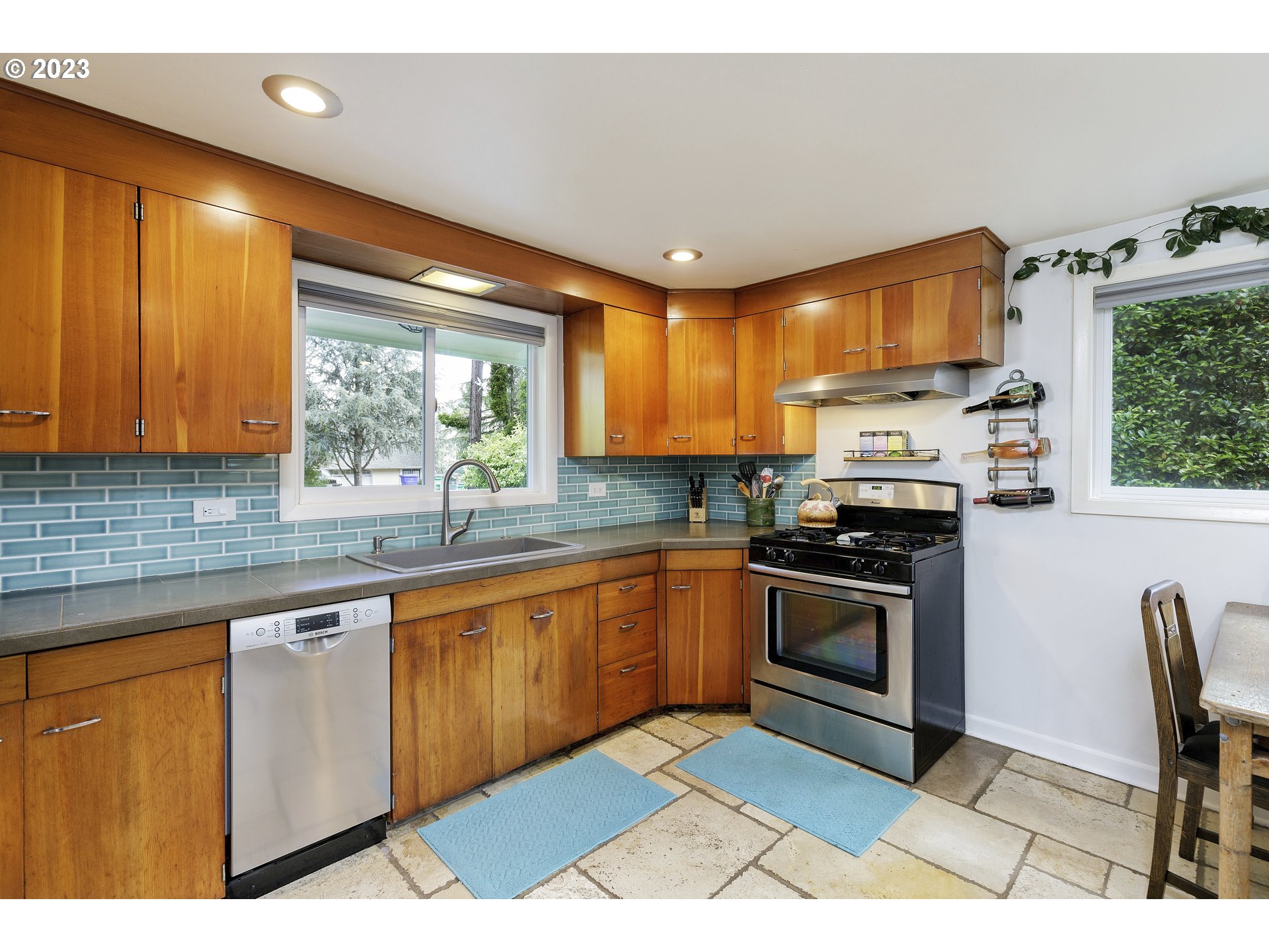 3940 Southwest Pomona Street Portland, OR 97219 - Photo 10 of 25 Gallery Image 10