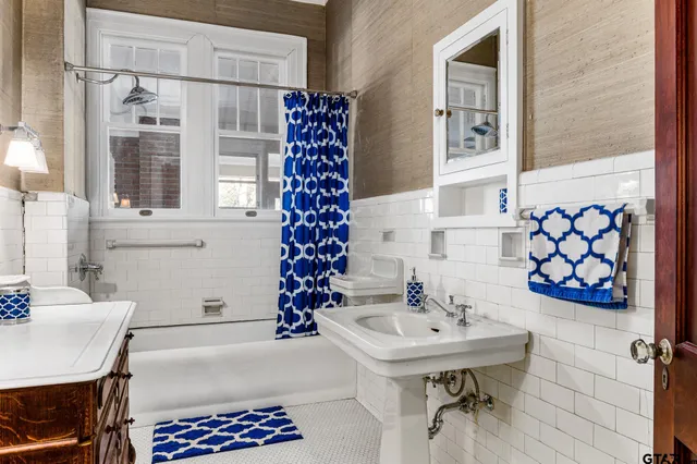 a bath room with a sink and a mirror
