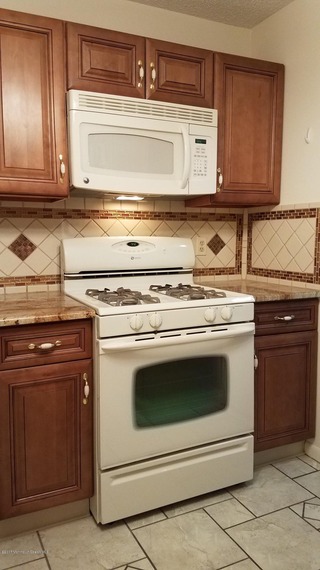 244 Ravenswood Road Englishtown, NJ 07726 - Photo 5 of 28 20170425_095103