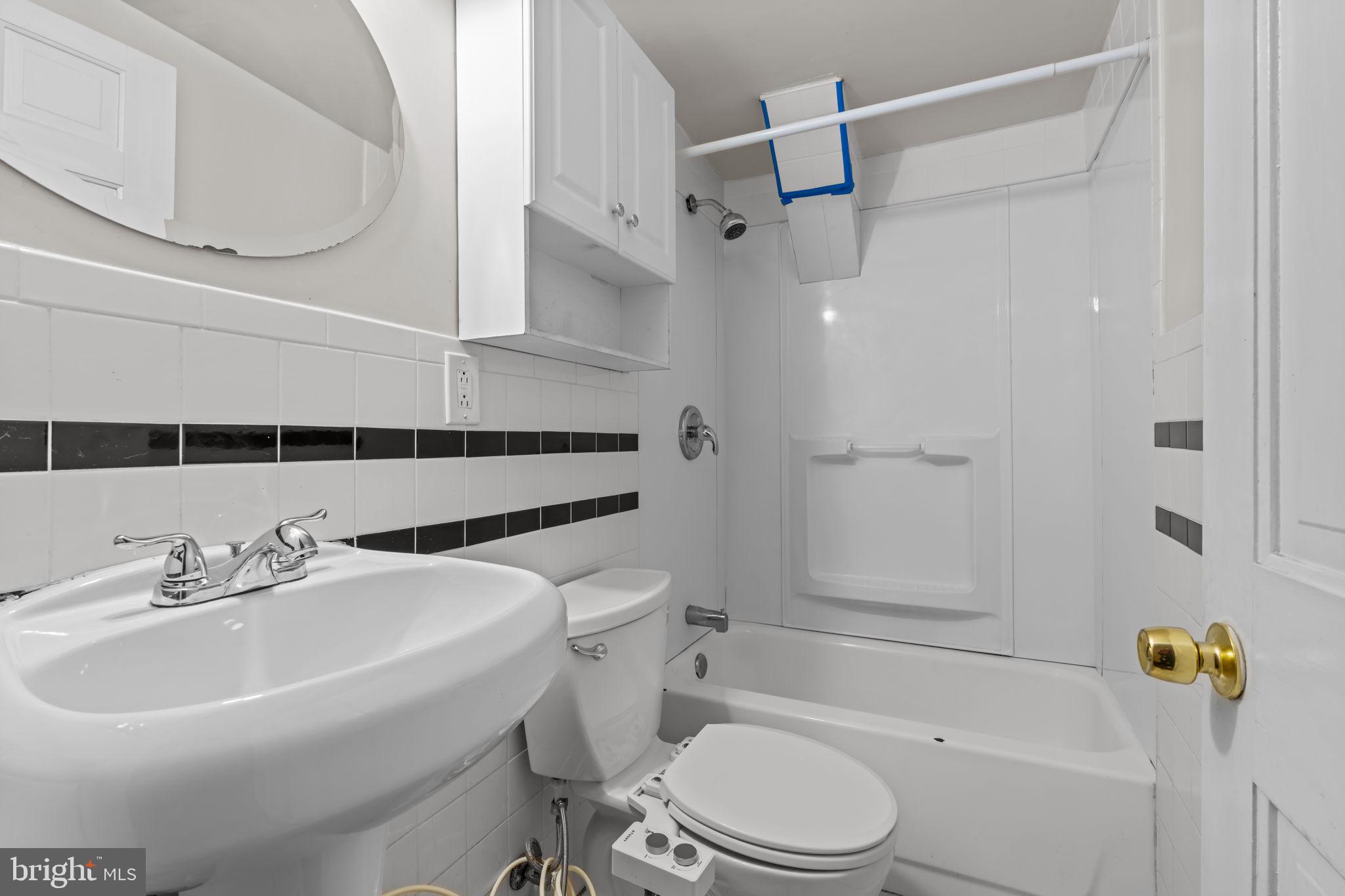 4401 Pine Street Philadelphia, PA 19104 - Photo 47 of 63 4rth floor bathroom