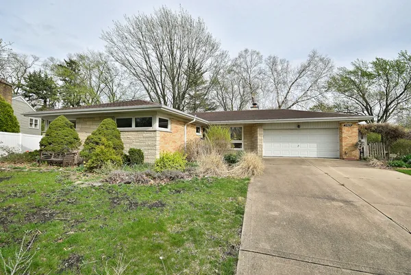 $549,000 | 5425 Howard Avenue, Western Springs, IL 60558