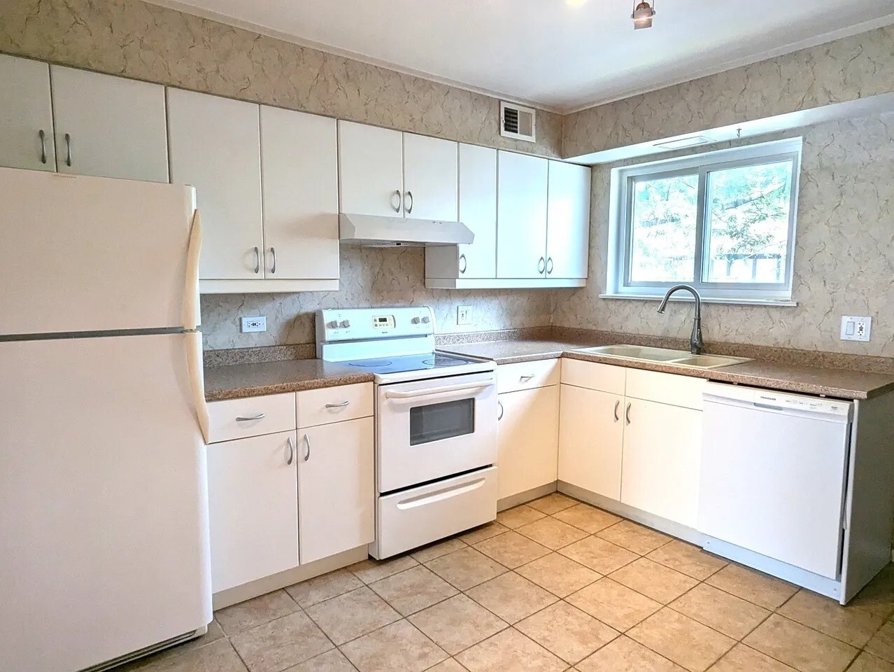 880 South Plum Grove Road, Unit 210 Palatine, IL 60067 - Photo 5 of 9