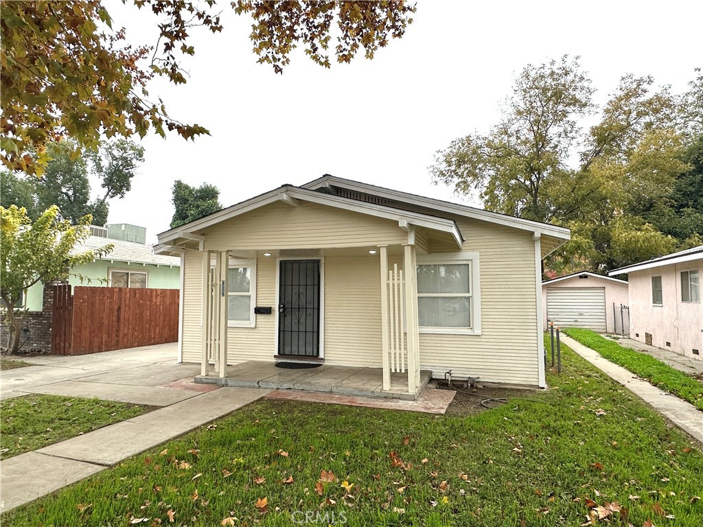828 West 23rd Street Merced, CA 95340 - Photo 1 of 19 a front view of house with yard and green space
