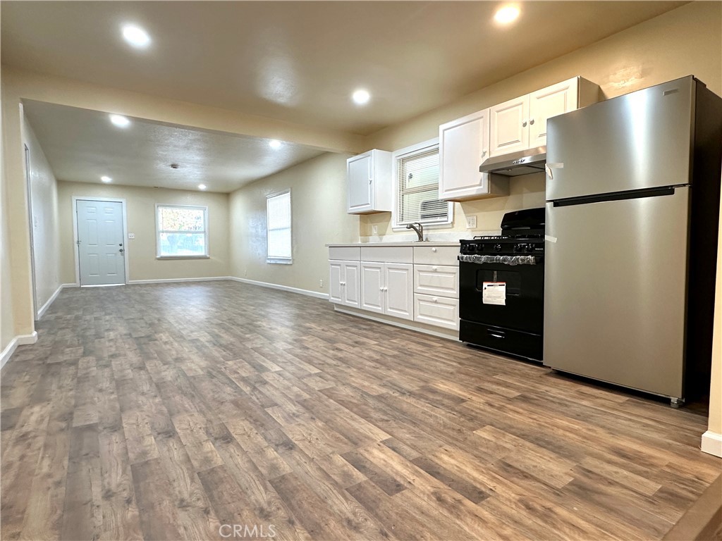 828 West 23rd Street Merced, CA 95340 - Photo 5 of 19 a kitchen with granite countertop a refrigerator and a stove