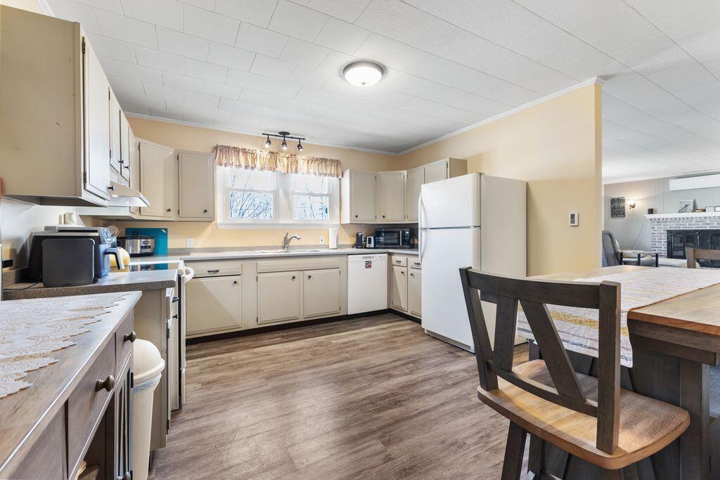 12 Mcdonald Avenue Ellsworth, ME 04605 - Photo 4 of 41 UvBzMrhQ