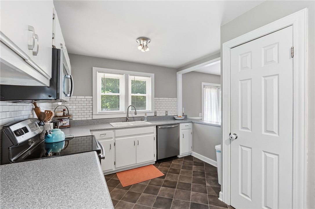 108 Tarrant Street Central, SC 29630 - Photo 15 of 42 A well-appointed kitchen showcasing modern appliances and ample counter space for daily living.