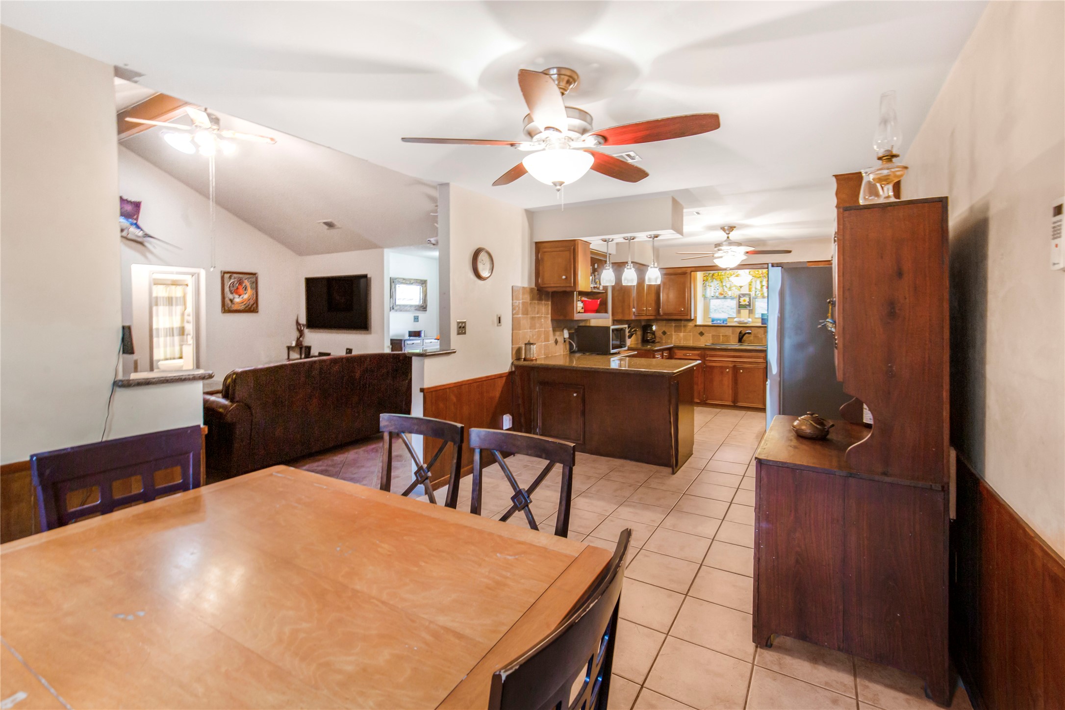 2007 Diane Street Pinehurst, TX 77362 - Photo 5 of 38