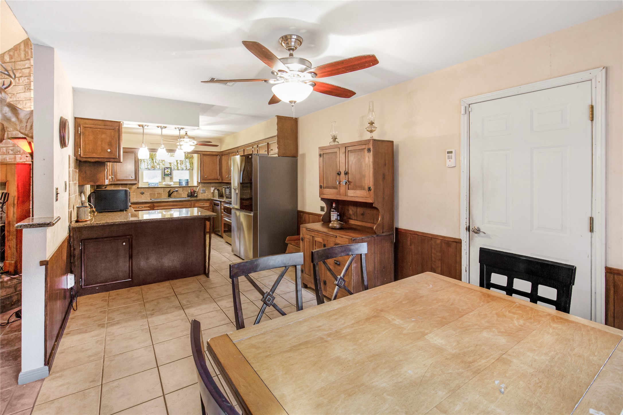 2007 Diane Street Pinehurst, TX 77362 - Photo 8 of 38