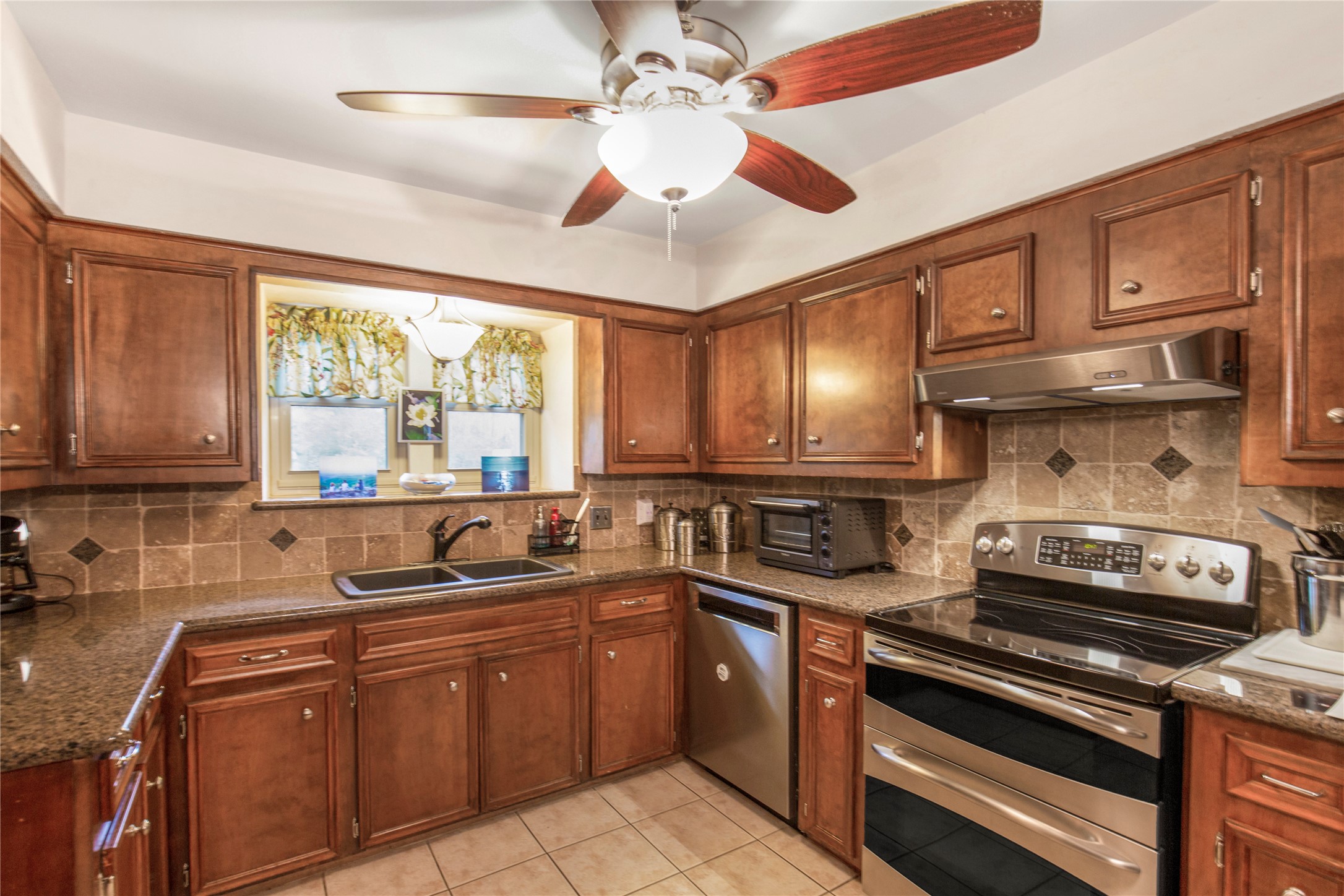 2007 Diane Street Pinehurst, TX 77362 - Photo 9 of 38