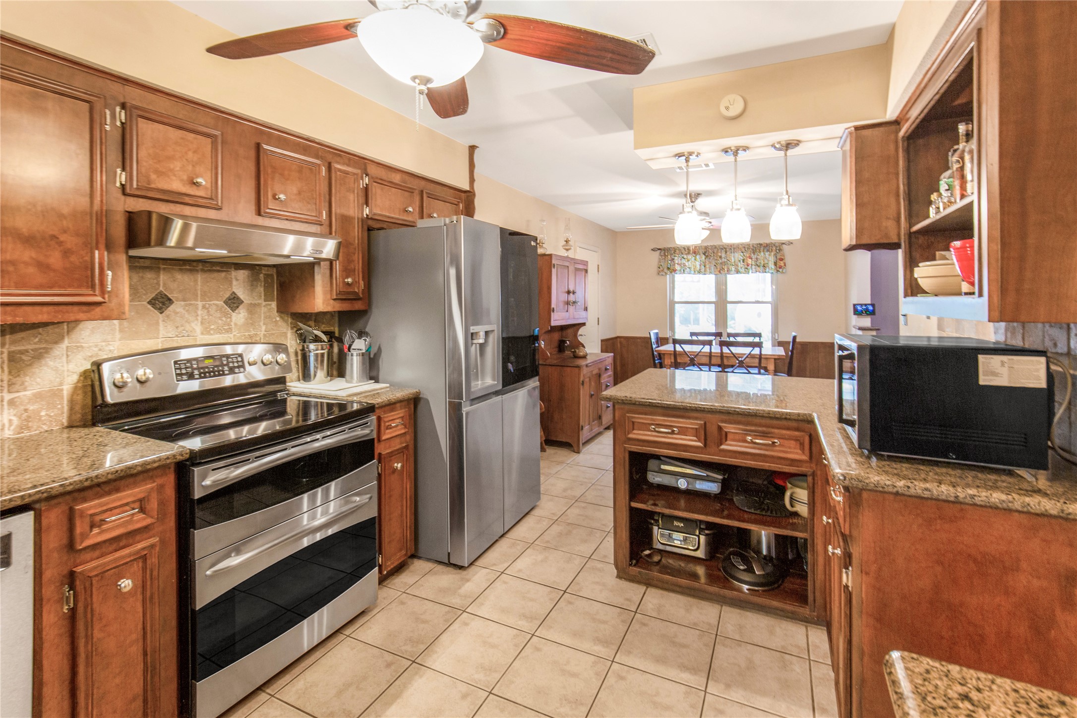 2007 Diane Street Pinehurst, TX 77362 - Photo 10 of 38