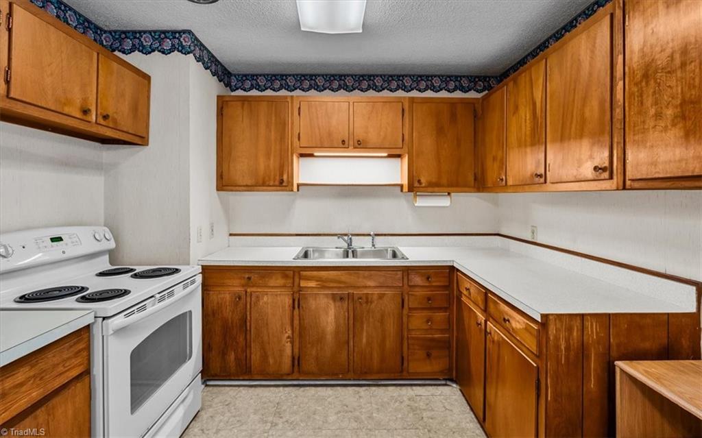 3404 Rolling Road High Point, NC 27265 - Photo 4 of 29