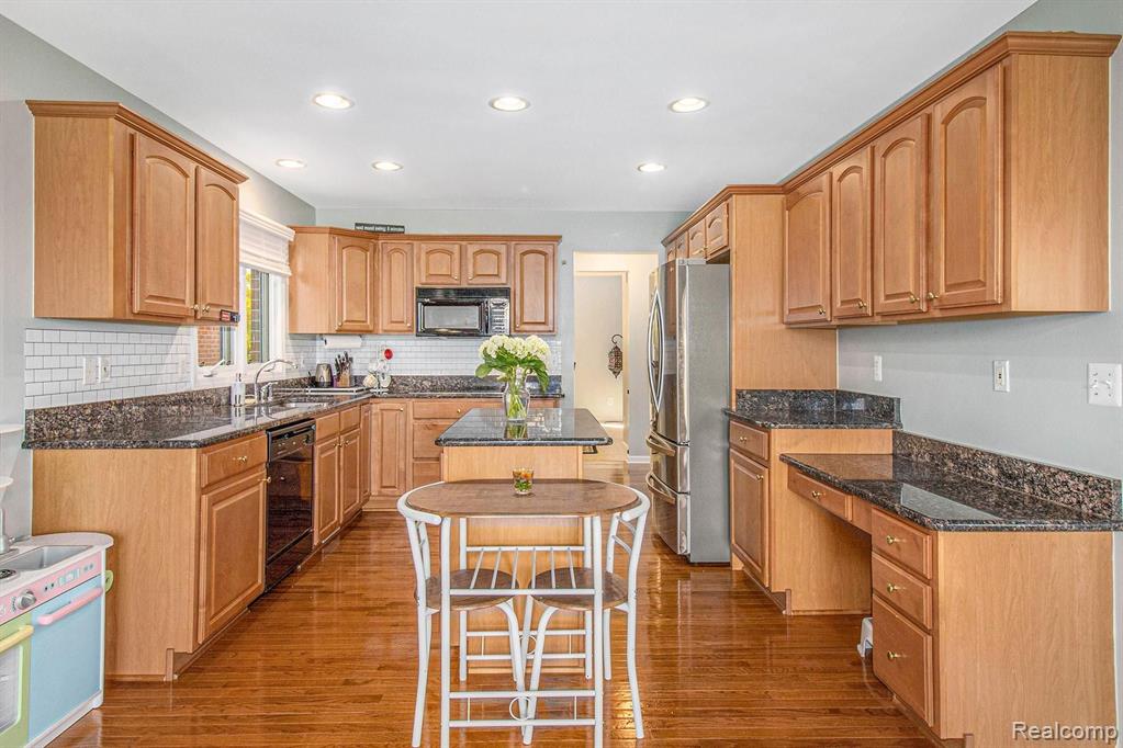 41568 Thoreau Ridge Novi, MI 48377 - Photo 8 of 36