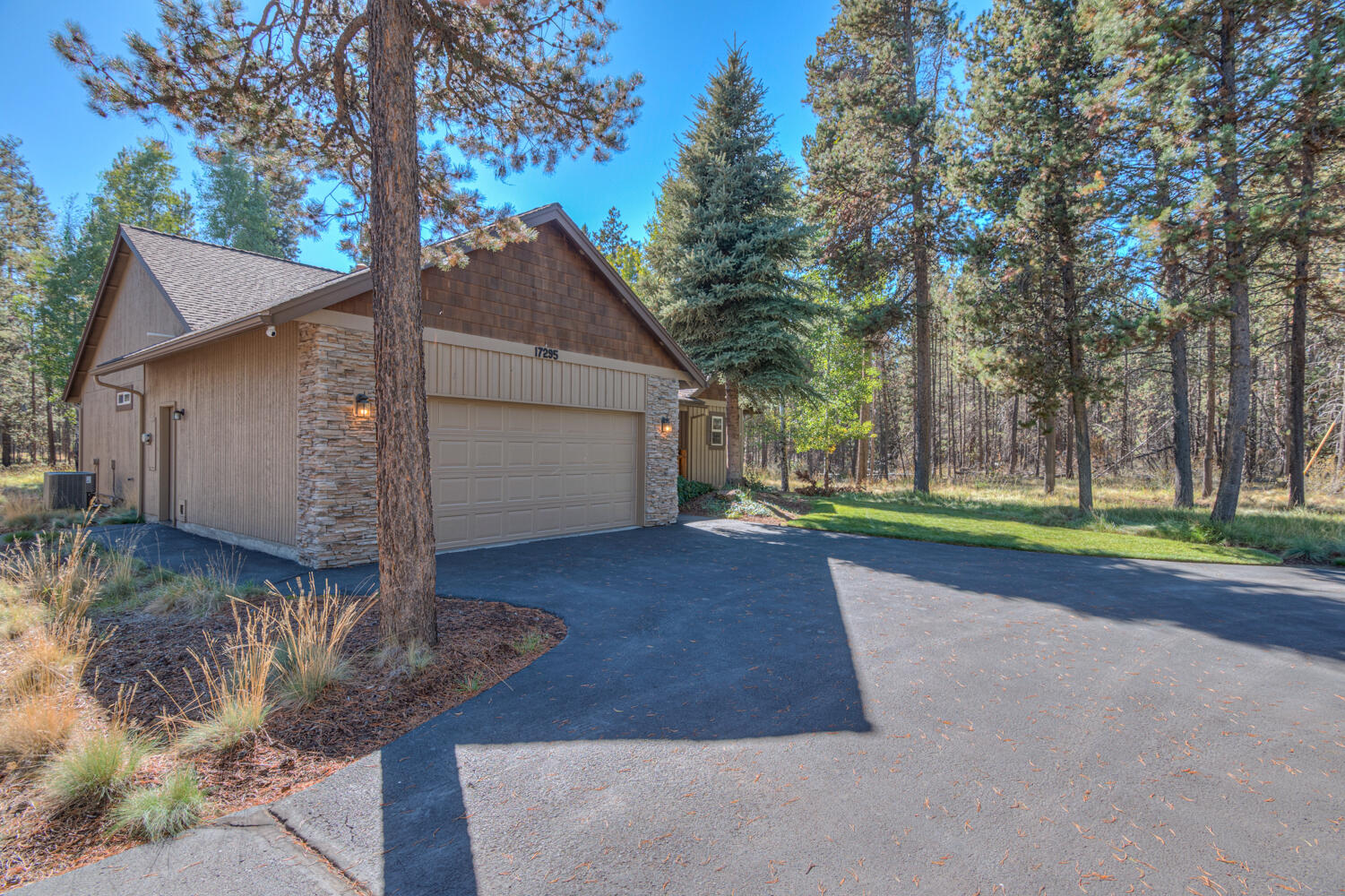 17295 Azusa Road Bend, OR 97707 - Photo 39 of 40 a backyard of a house with lots of green space