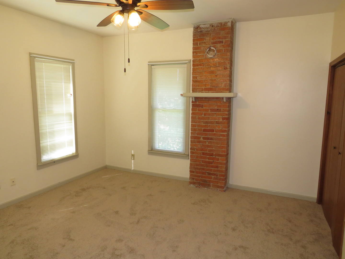 304 East Main Street, Unit A Ottawa, IL 61350 - Photo 15 of 22 an empty room with windows and closet