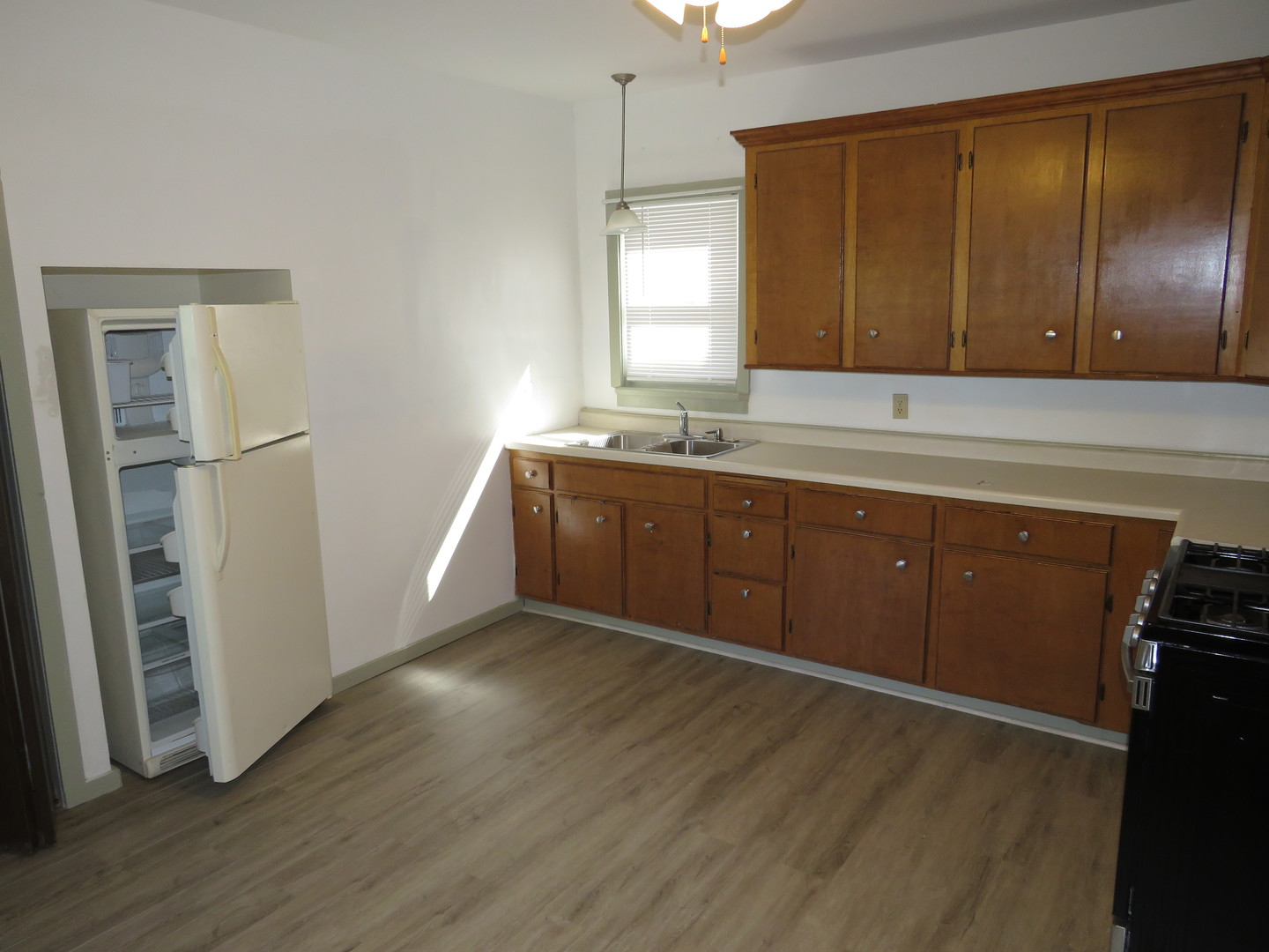 304 East Main Street, Unit A Ottawa, IL 61350 - Photo 5 of 22 a room with wooden floors and sink