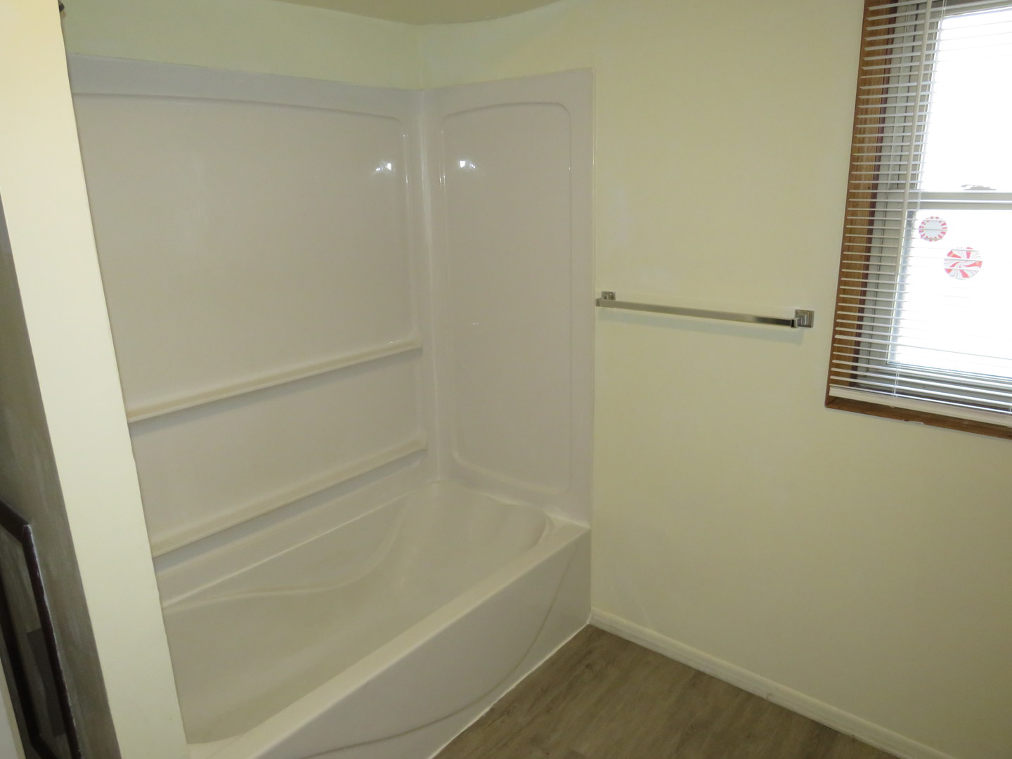 304 East Main Street, Unit A Ottawa, IL 61350 - Photo 9 of 22 a bathroom with a bathtub