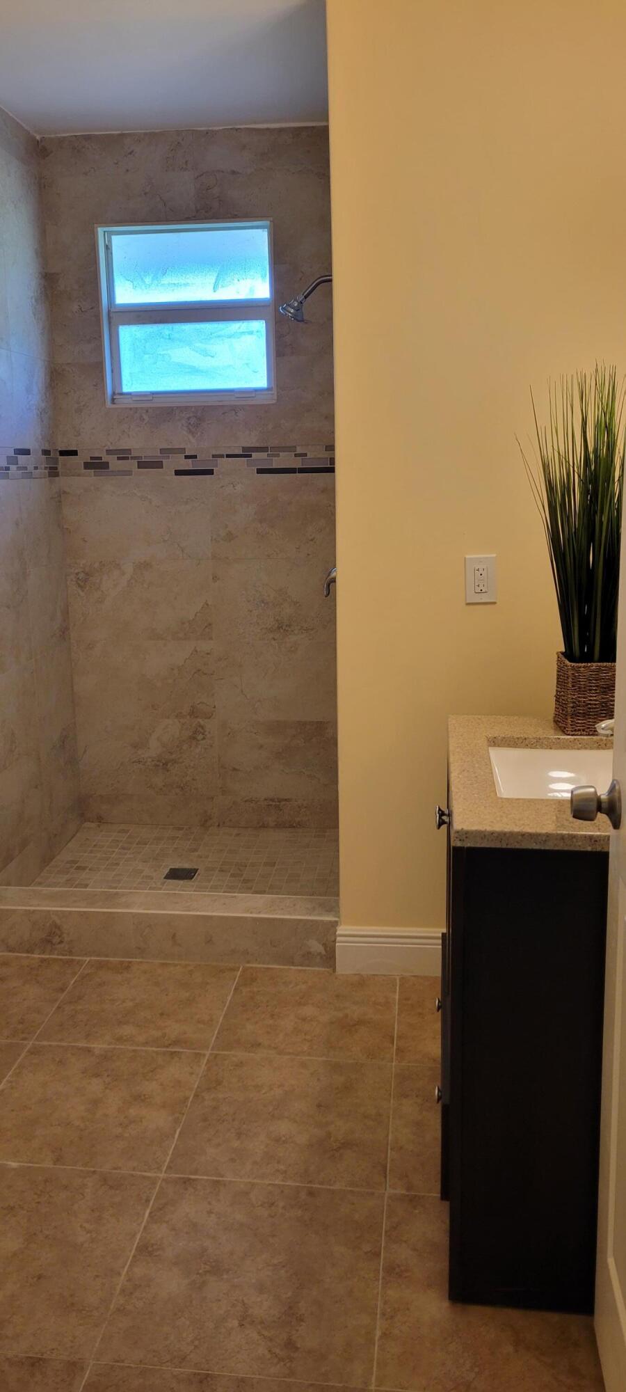 5023 Club Road Haverhill, FL 33415 - Photo 17 of 18 GUEST BATH 3