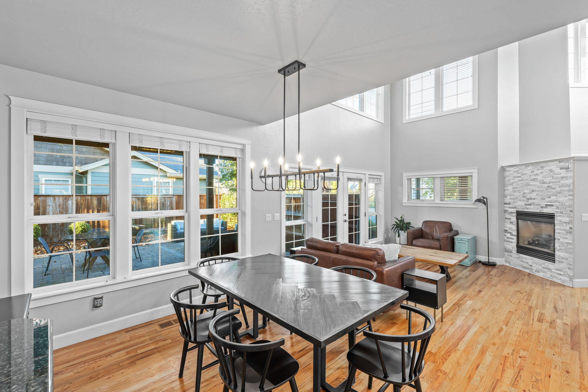 7 Falling Leaf Lane Eagle Point, OR 97524 - Photo 7 of 37 Dining area