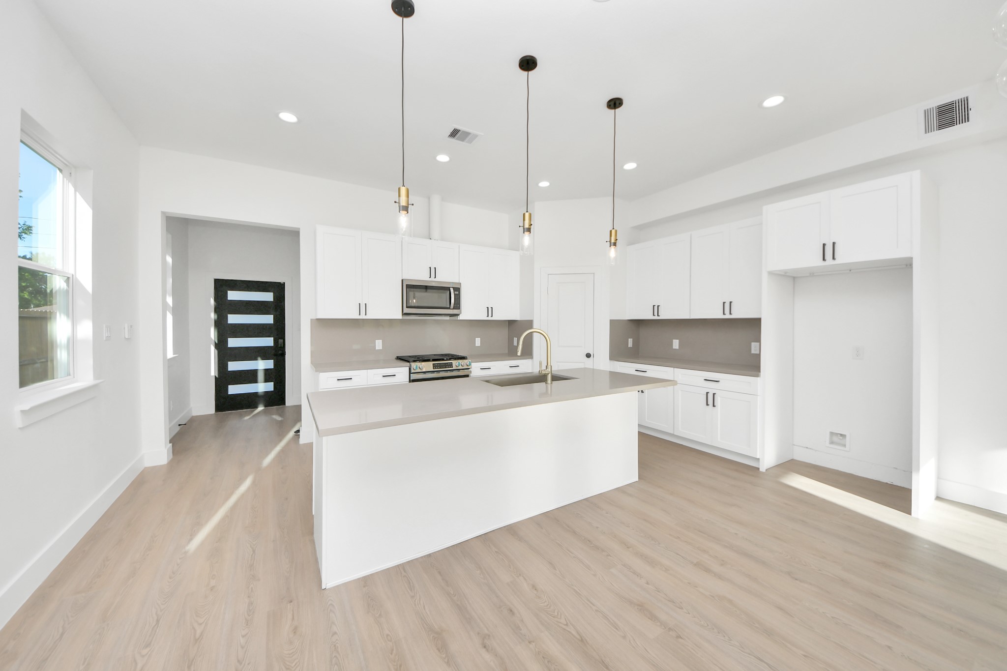 9021 Spaulding Street Houston, TX 77016 - Photo 7 of 36