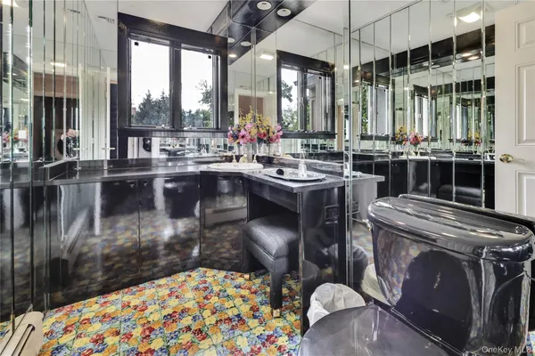 $2,099,000 | 4 Willow Lane, Hewlett, NY 11557