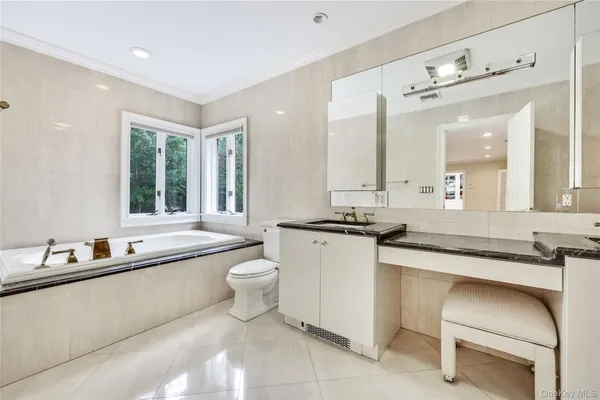 $2,099,000 | 4 Willow Lane, Hewlett, NY 11557