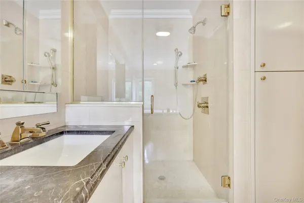 $2,099,000 | 4 Willow Lane, Hewlett, NY 11557